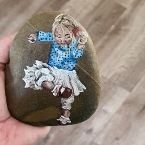 Klein schilderij op natuur steen, Dansend meisje