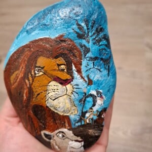 Klein schilderij op natuur steen van de mooie kinderfilm the Lion king