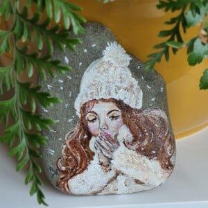 Klein schilderij op natuurlijke steen, Meisje in sneeuw!