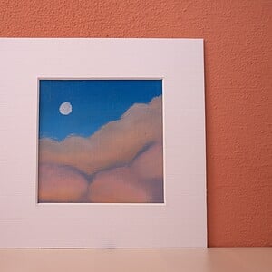 Klein schilderij maan en roze wolken