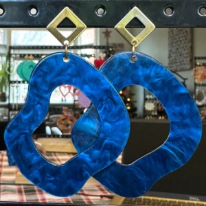 Kobalt blauwe oorbellen van kunststof materiaal
