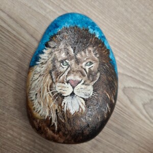 Koning van de jungle, the leeuw geschilderd op natuur steen
