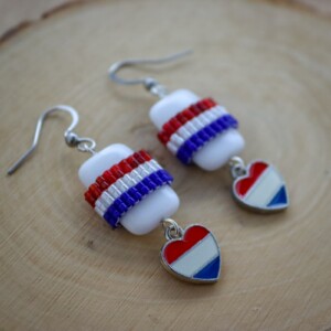 Nederlandse vlag en hartjes oorbellen om Nederland in stijl te vieren.