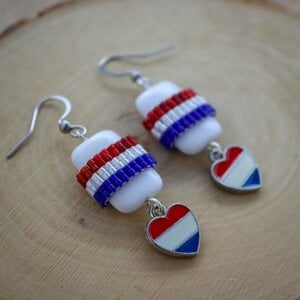 Nederlandse vlag en hartjes oorbellen om Nederland in stijl te vieren.