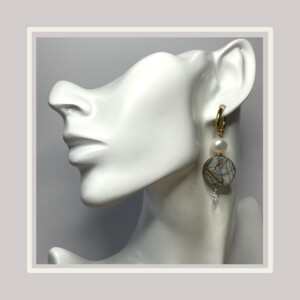 Oorbellen met witte Zoetwaterparels en een platte kraal van schelp en hanger horse eye