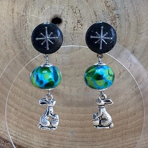 "Paaseieren verstoppen" oorbellen met lampwerk glas kralen en giethars, Sieraden voor het Voorjaar en Pasen