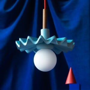 Pendant light Antoinette in Jesmonite | Small wavy hanging lamp in light blue & walnut with red cable | Lighting for kitchen, kids room,...