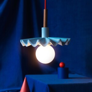 Pendant light Antoinette in Jesmonite | Small wavy hanging lamp in light blue & walnut with red cable | Lighting for kitchen, kids room,...