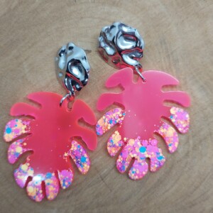 Resin oorbellen Monstera neonroze