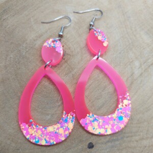 Resin oorhangers Druppelvorm neonroze