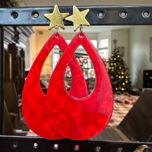 Rode feest oorbellen resin