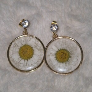 Ronde witte resin oorbellen
