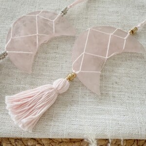 Rozenkwarts maan hanger. Liefde, harmonie en emotionele heling