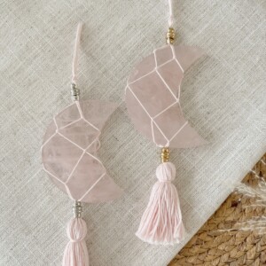 Rozenkwarts maan hanger. Liefde, harmonie en emotionele heling
