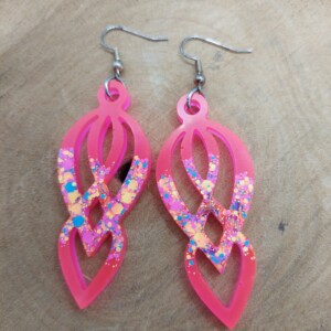Sierlijke Resin  oorhangers neonroze