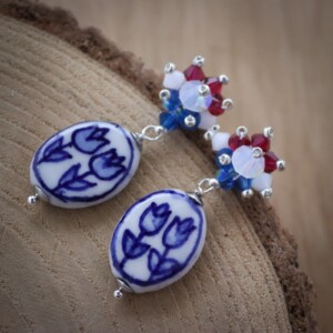 Swarovski Kristallen Oorbellen met Delfts Blauwe Tulp – Eerbetoon aan Nederland