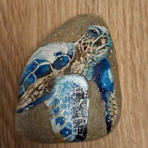 Schilderij met titel: Diep in de zee! Zeeschildpad geschilderd op natuur steen, met acrylverf behandeld voor binnen en buiten