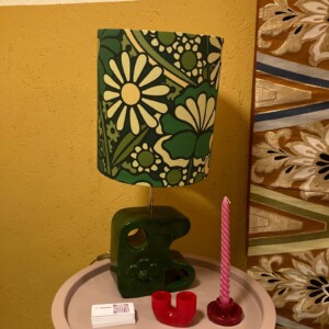 Unieke keramieke tafellamp in retro design met bloemen in kleur groen