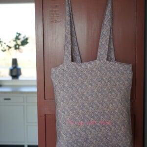 Upcycled lila gebloemde tas met fluorroze opdruk: lift up your eyes
