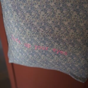 Upcycled lila gebloemde tas met fluorroze opdruk: lift up your eyes
