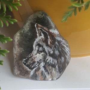 Wolf , hand beschilderde steen, met acryl verf - behandeld voor binnen en buiten decoratie. Gebaseerd op realistische afbeelding van wolf