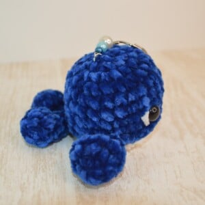 Sleutelhanger whale/walvis: velvet yarn