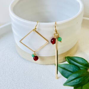 Asymmetrische oorbellen met glassteentjes of natuursteentjes in groen met burgundy