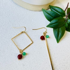 Asymmetrische oorbellen met glassteentjes of natuursteentjes in groen met burgundy