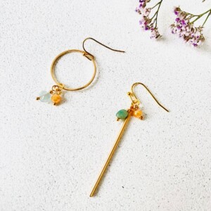 Asymmetrische oorbellen met glassteentjes of natuursteentjes in groen met champagne