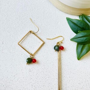 Asymmetrische oorbellen met glassteentjes of natuursteentjes in groen met rood
