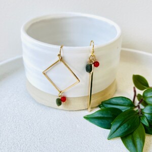 Asymmetrische oorbellen met glassteentjes of natuursteentjes in groen met rood