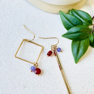 Asymmetrische oorbellen met glassteentjes of natuursteentjes in paars met burgundy