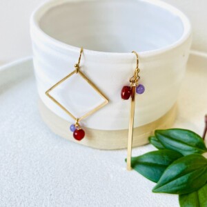 Asymmetrische oorbellen met glassteentjes of natuursteentjes in paars met burgundy