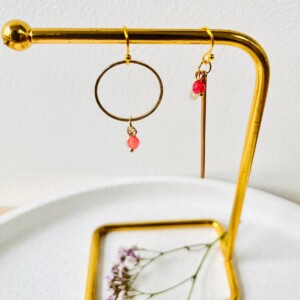 Asymmetrische oorbellen met glassteentjes of natuursteentjes in wit en roze