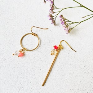 Asymmetrische oorbellen met glassteentjes of natuursteentjes in wit en roze