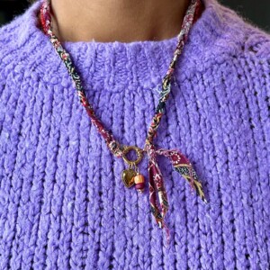 Handgemaakte bandana ketting van batikstof met RVS unieke bedels