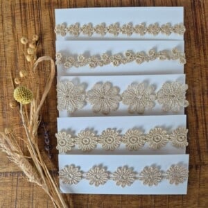 Bloemenhaarbandjes doorlopend met licht gouden glitter