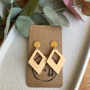 Epoxy oorbellen - beige