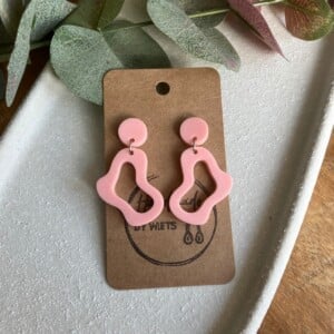 Epoxy oorbellen - licht roze