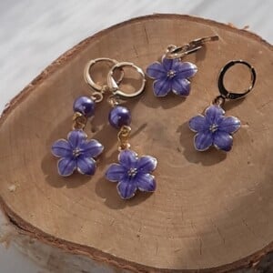 Fleurige oorbellen: Handgemaakt met bloemen bedeltje