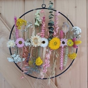 Flowerpowerring met fleurige droogbloemen