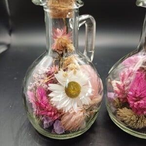 Glazen karafje incl. droogbloemen en een kurk
