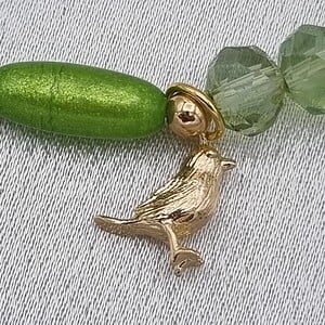 Handgemaakte armband met vergulde bedel - appelgroen