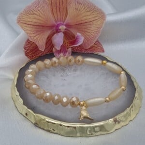 Handgemaakte armband met vergulde bedel - beige