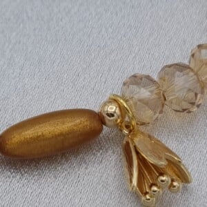 Handgemaakte armband met vergulde bedel - karamel