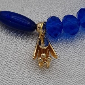 Handgemaakte armband met vergulde bedel - koningsblauw