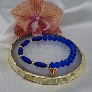 Handgemaakte armband met vergulde bedel - koningsblauw