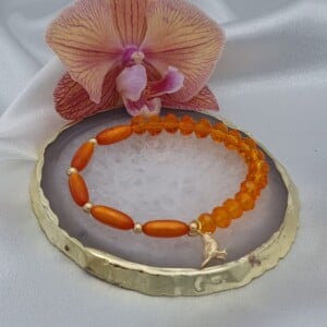 Handgemaakte armband met vergulde bedel - oranje