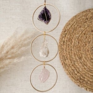 Handgemaakte decoratieve hanger met gouden driehoek: rozenkwarts, bergkristal en amethist voor balans en bescherming