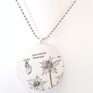 Ketting met papieren hanger, blauwe zeedistel, duurzaam sieraad